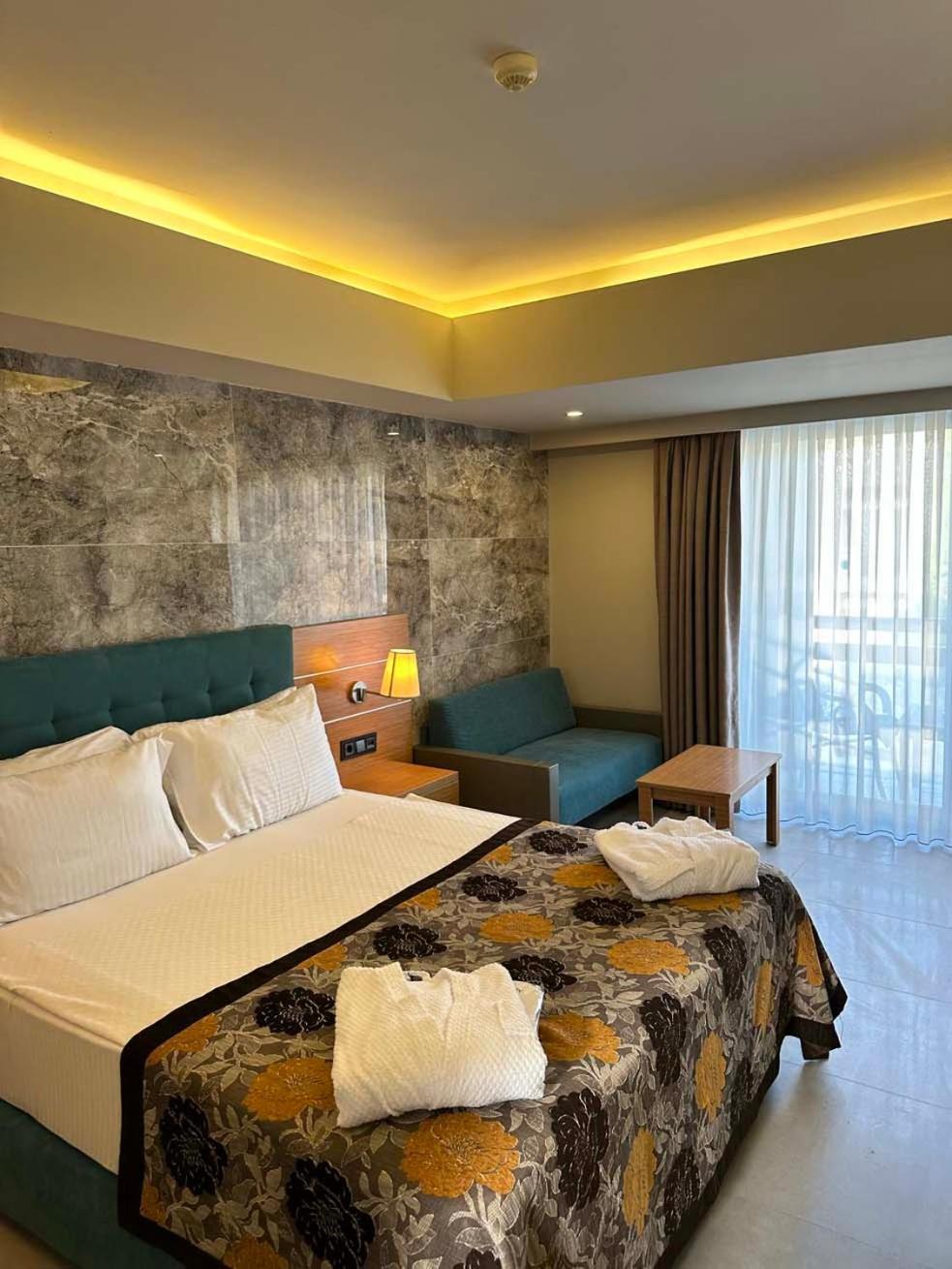 Otel Ambrosia & 5*
